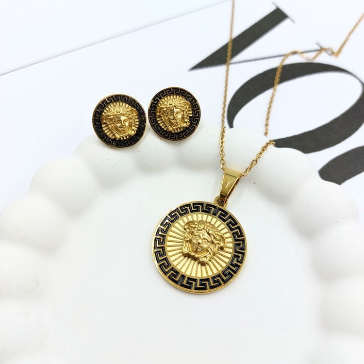 نیم ست گردنبند و گوشواره استیل زنانه طرح طلایی مشکی ورساچ Versace رنگ کاملا ثابت کد mp (پس کرایه)