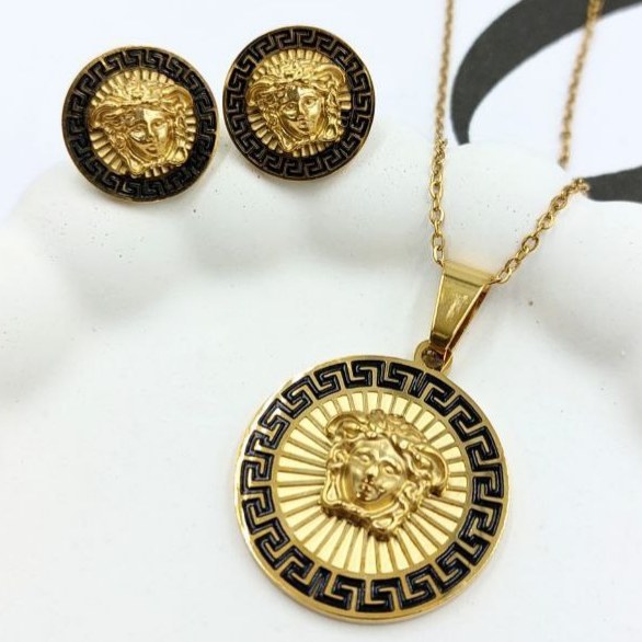 نیم ست گردنبند و گوشواره استیل زنانه طرح طلایی مشکی ورساچ Versace رنگ کاملا ثابت کد mp (پس کرایه)