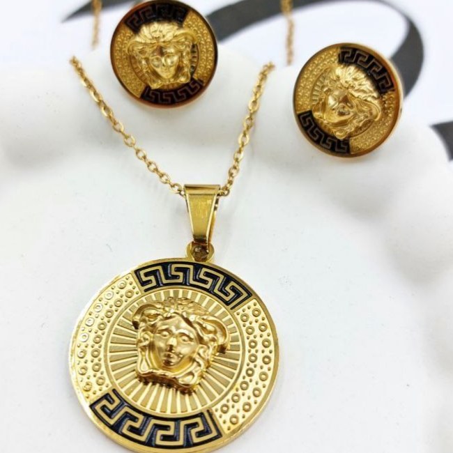 نیم ست گردنبند و گوشواره استیل زنانه طرح مشکی طلایی ورساچ Versace رنگ کاملا ثابت کد mp (پس کرایه)