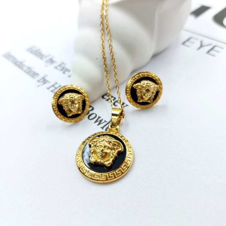 نیم ست گردنبند و گوشواره استیل زنانه طرح ورساچ Versace در دو رنگ رنگ کاملا ثابت کد mp (پس کرایه)