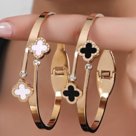 دستبند النگویی استیل طرح دو گل ونکلیف Vancleef رنگ کاملا ثابت کد mp (پس کرایه)