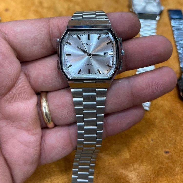ساعت مچی برند کاسیو صفحه مربع رنگ کاملا ثابت کیفیت عالی کد m (پس کرایه)