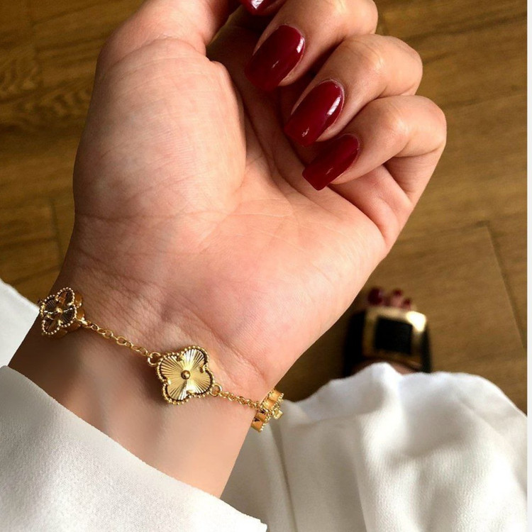 دستبند زنانه مشابه طلا زنجیری طرح تراش گل ونکلیف Vancleef طلایی رنگ کاملا ثابت کد mh (پس کرایه)