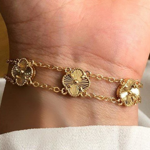 دستبند زنانه مشابه طلا طرح گل ونکلیف Vancleef سه تایی رنگ کاملا ثابت کد mh (پس کرایه)