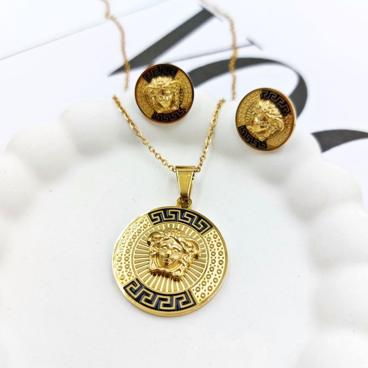 نیم ست گردنبند و گوشواره استیل زنانه طرح ورساچ Versace تنوع طرح رنگ کاملا ثابت کد mp (پس کرایه)