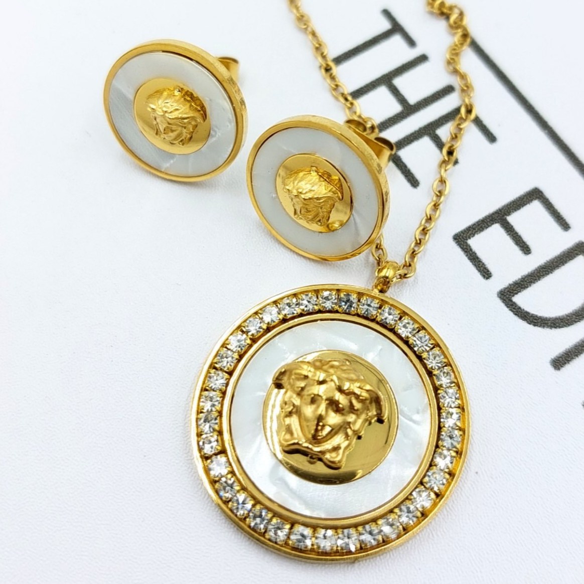 نیم ست گردنبند و گوشواره استیل زنانه طرح ورساچ Versace دور نگین رنگ کاملا ثابت کد mp (پس کرایه)