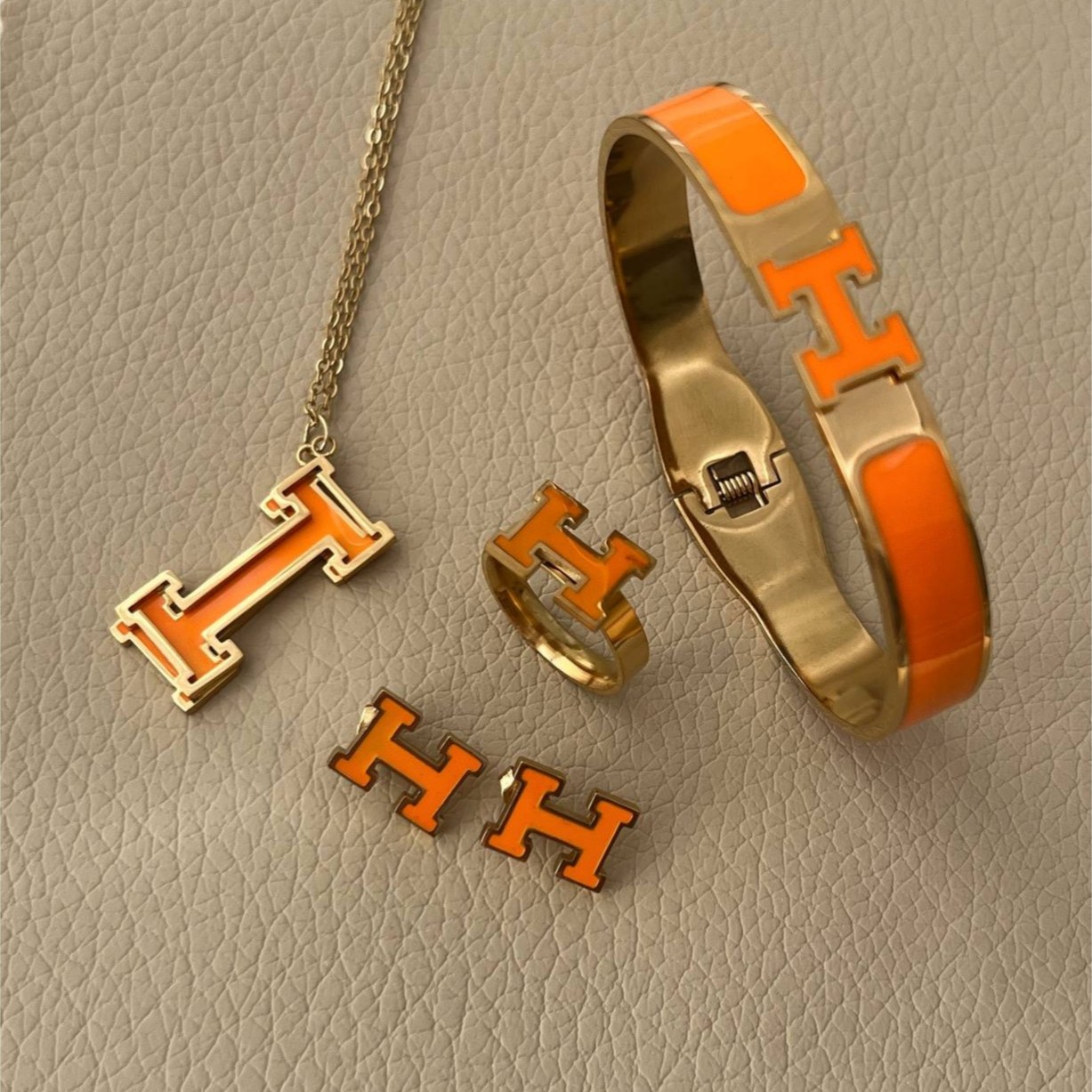 سرویس کامل گردنبند و دستبند و انگشتر و گوشواره زنانه طرح هرمس Hermes  رنگ کاملا ثابت کد tj (پس کرایه)