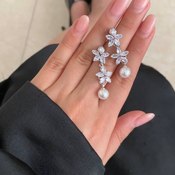 گوشواره زنانه طرح دو گل مروارید آویز تنوع طرح رنگ کاملا ثابت کد tj (پس کرایه)