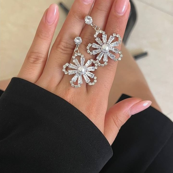 گوشواره زنانه طرح آویز نگین و مروارید تنوع طرح رنگ کاملا ثابت کد tj (پس کرایه)