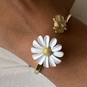 سرویس کامل گردنبند و دستبند و گوشواره و انگشتر بابونه رنگ کاملا ثابت کد tj (پس کرایه)