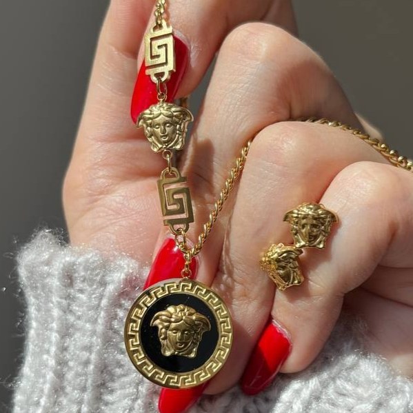 نیم ست گردنبند و گوشواره استیل زنانه طرح ورساچ Versace در سه رنگ رنگ کاملا ثابت کد el (پس کرایه)