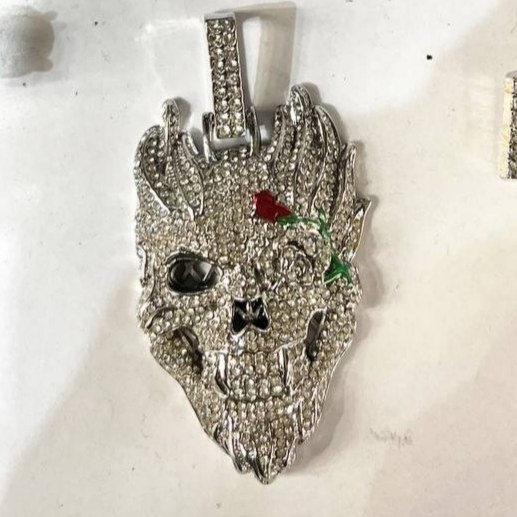گردنبند و آویز پلاک جواهری نگین کاری اسکلت سر فول نگین تنوع طرح رنگ کاملا ثابت کد el (پس کرایه)