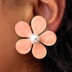 گوشواره میناکاری زنانه طرح گل 5 برگ در 3 رنگ جذاب رنگ کاملا ثابت کد sm (پس کرایه)