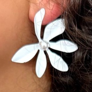 گوشواره میناکاری زنانه طرح گل سفید رنگ کاملا ثابت کد sm (پس کرایه)