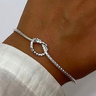 دستبند و بنگل آبکاری نقره زنانه طرح گره ظریف رنگ کاملا ثابت کد sm (پس کرایه)