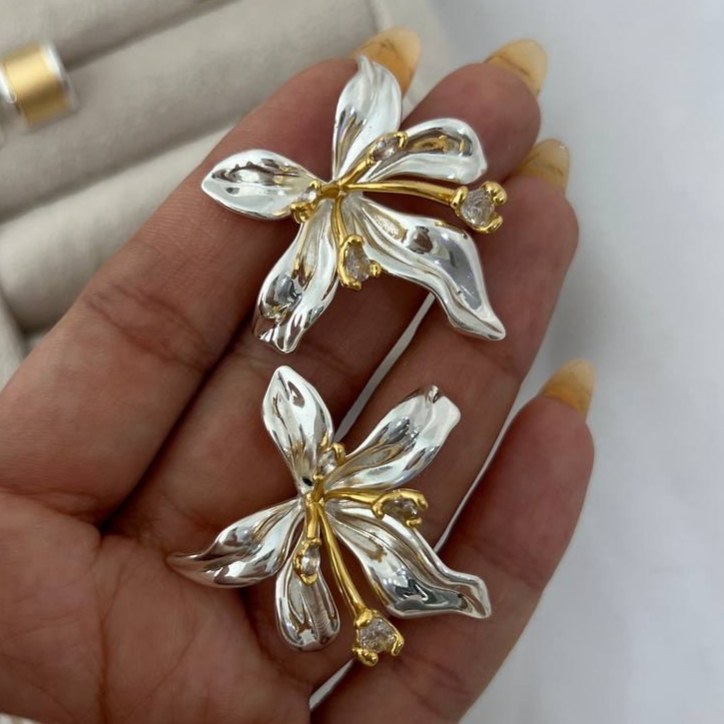 گوشواره دورنگ آبکاری نقره مینیمال طرح گل رنگ کاملا ثابت کد tj (پس کرایه)