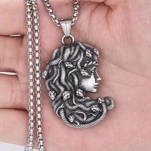 گردنبند و پلاک آویز استیل مدوسا Medusa همراه زنجیر ویتالی رنگ کاملا ثابت کد 18 (پس کرایه)