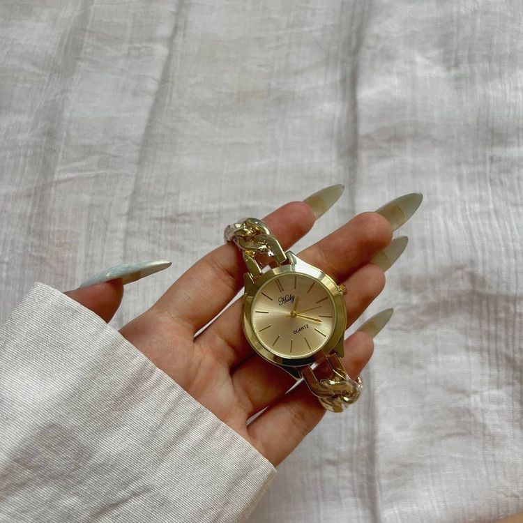 ساعت مچی زنانه طرح زنجیری کارتیر صفحه دایره ای رنگ ثابت کد sm (پس کرایه)