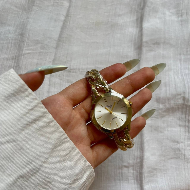 ساعت مچی زنانه طرح زنجیری کارتیر صفحه دایره ای رنگ ثابت کد sm (پس کرایه)
