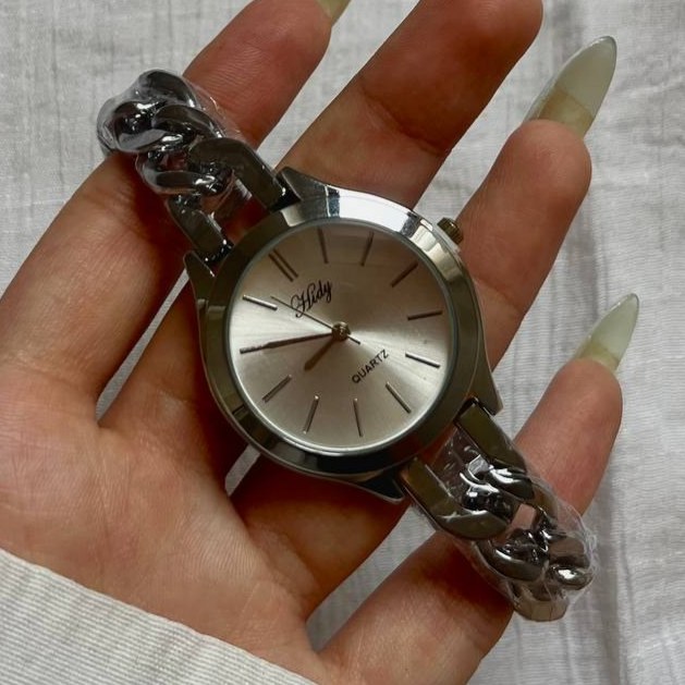 ساعت مچی زنانه طرح زنجیری کارتیر صفحه دایره ای رنگ ثابت کد sm (پس کرایه)