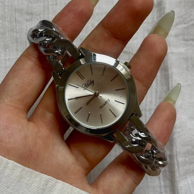 ساعت مچی زنانه طرح زنجیری کارتیر صفحه دایره ای رنگ ثابت کد sm (پس کرایه)