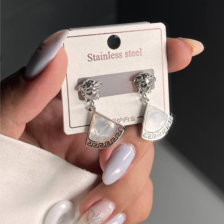 گوشواره استیل زنانه طرح ورساچ Versace رنگ ثابت کد tk (پس کرایه)