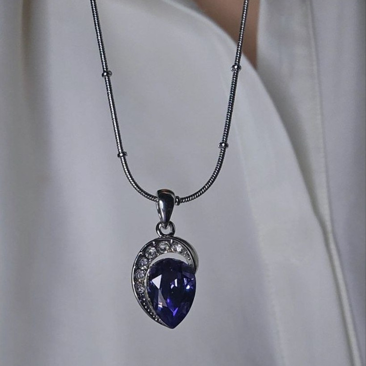گردنبند و آویز پلاک و رو لباسی طرح جواهری زنانه زنجیر استیل طرح برگ نگین سواروسکی تنوع طرح رنگ ثابت کد vn(پس کرایه)
