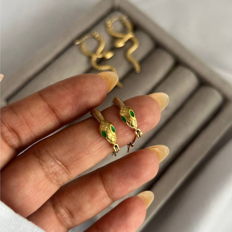 گوشواره استیل زنانه طرح مار چشم سبز تنوع طرح رنگ ثابت کد tj (پس کرایه)