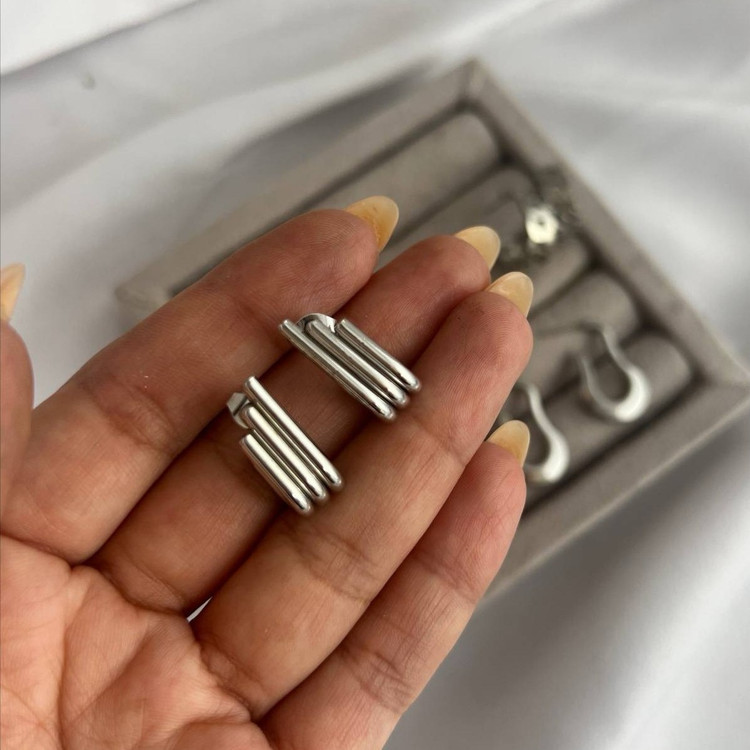 گوشواره استیل زنانه طرح کارتیر نقره ای تنوع طرح رنگ ثابت کد tj (پس کرایه)