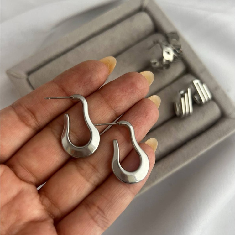 گوشواره استیل زنانه طرح کارتیر نقره ای تنوع طرح رنگ ثابت کد tj (پس کرایه)