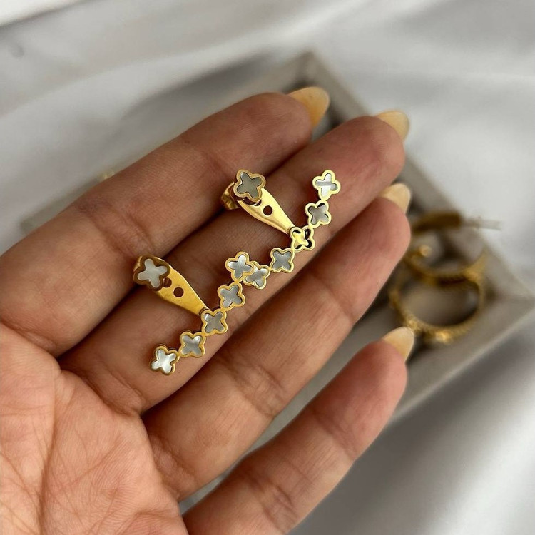 گوشواره استیل زنانه طرح کارتیر نقره ای تنوع طرح رنگ ثابت کد tj (پس کرایه)