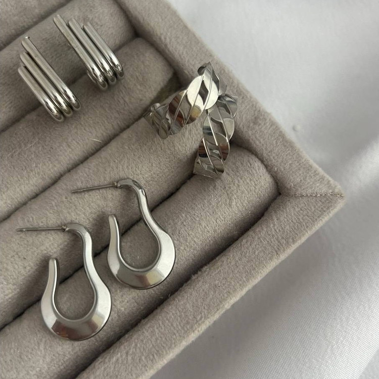 گوشواره استیل زنانه طرح کارتیر نقره ای تنوع طرح رنگ ثابت کد tj (پس کرایه)