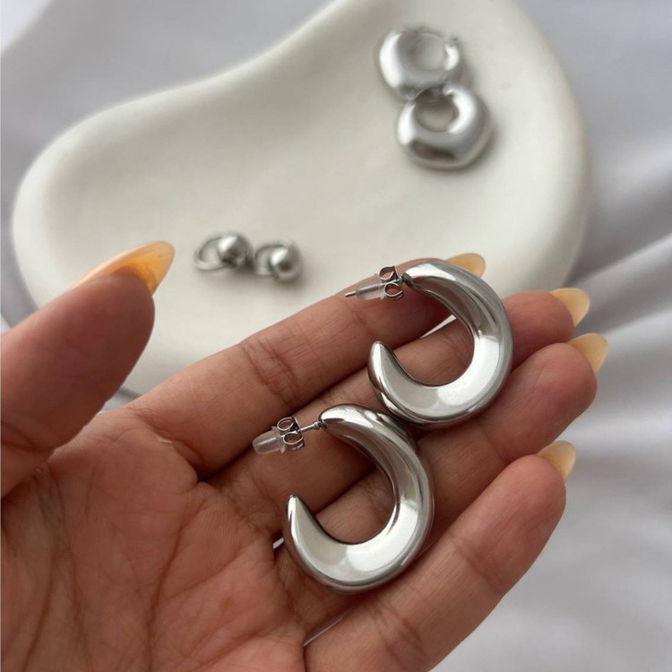 گوشواره استیل زنانه طرح کارتیر تنوع طرح رنگ ثابت و ضد حساسیت کد tj (پس کرایه)