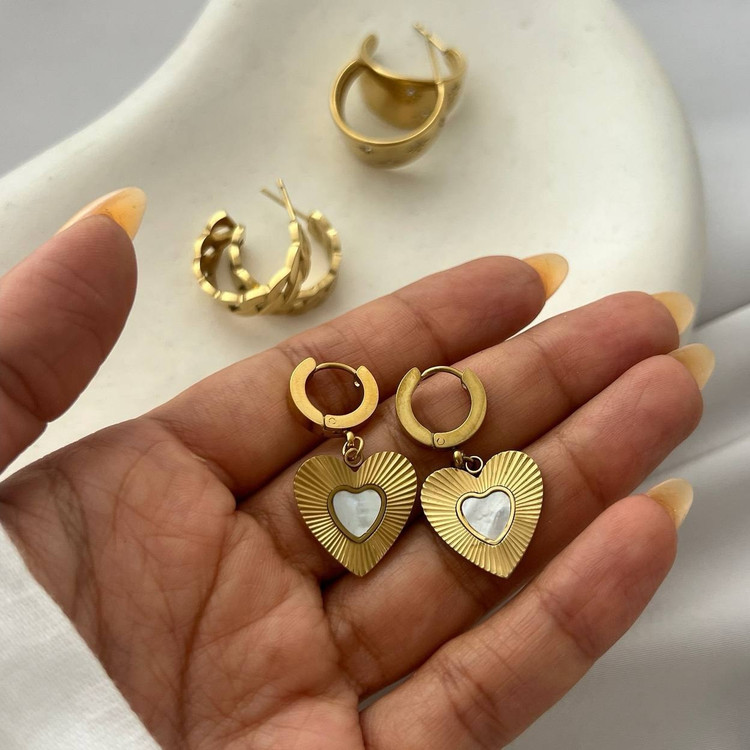 گوشواره استیل زنانه طرح کارتیر تنوع طرح رنگ ثابت و ضد حساسیت کد tj (پس کرایه)