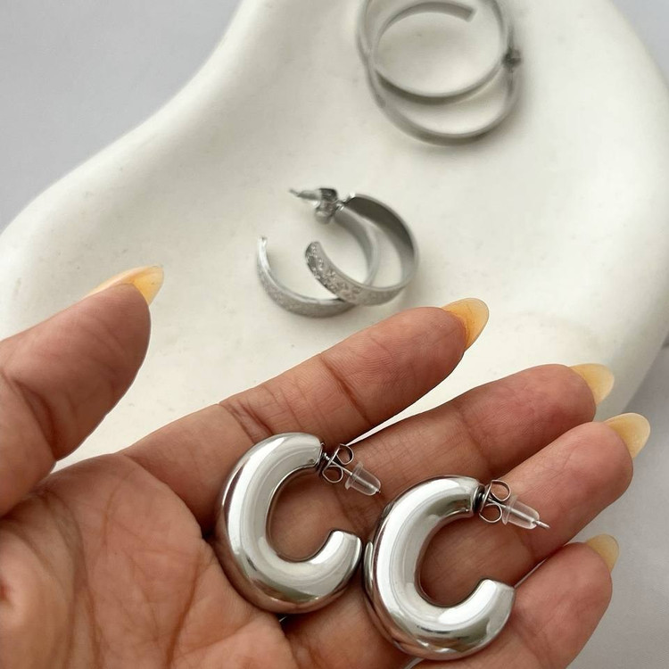 گوشواره استیل زنانه طرح مینیمال نیم حلقه تنوع طرح رنگ ثابت و ضد حساسیت کد tj (پس کرایه)