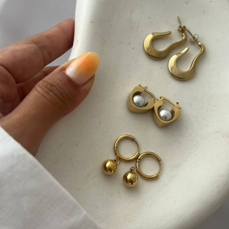 گوشواره استیل زنانه طرح وسط مروارید تنوع طرح رنگ ثابت و ضد حساسیت کد tj (پس کرایه)