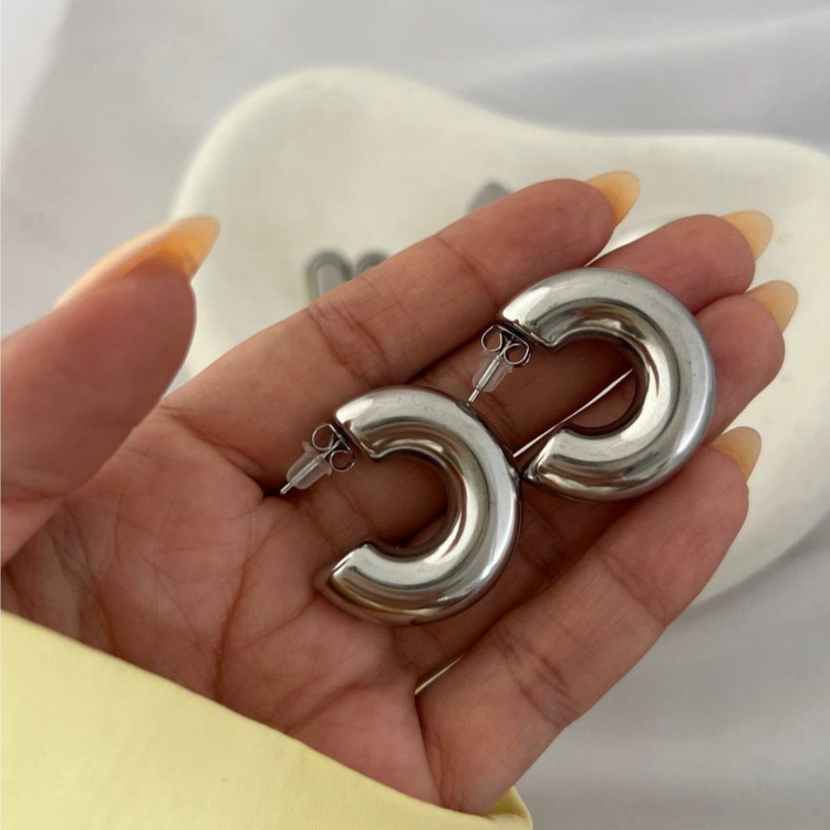 گوشواره استیل زنانه طرح قلب سفید طلایی تنوع طرح رنگ ثابت و ضد حساسیت کد tj (پس کرایه)