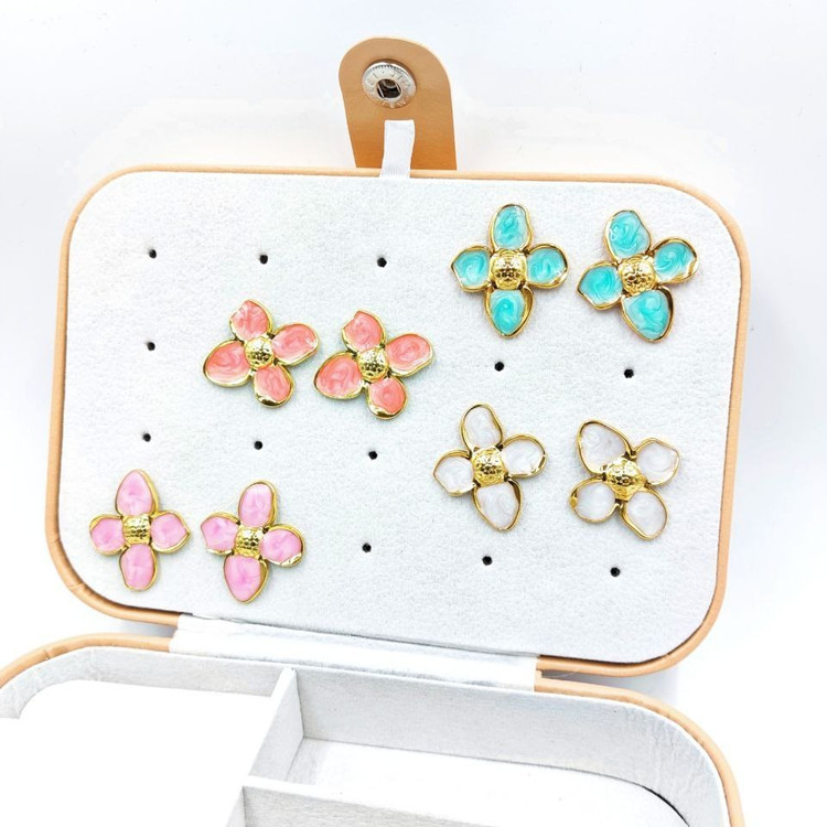 گوشواره میناکاری زنانه طرح دایره وسط پروانه تنوع طرح رنگبندی رنگ ثابت کد mp (پس کرایه)