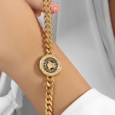 نیم ست گردنبند و دستبند و گوشواره مشابه طلا طرح ورساچ Versace نگین رنگ ثابت کد mp (پس کرایه)