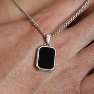گردنبند و آویز پلاک استیل مردانه طرح اونیکس رنگ ثابت کد gy (پس کرایه)