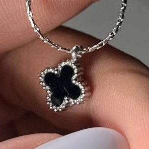 گردنبند و آویز استیل زنانه طرح گل ونکلیف Vancleef مشکی تنوع طرح رنگ ثابت کد tk (پس کرایه)