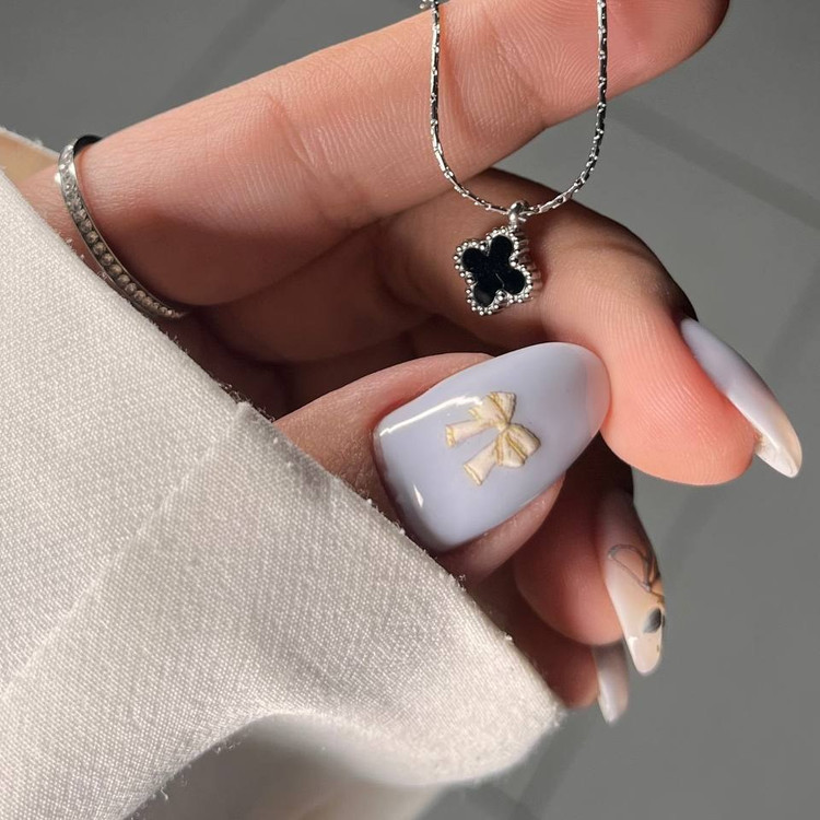 گردنبند و آویز استیل زنانه طرح گل ونکلیف Vancleef مشکی تنوع طرح رنگ ثابت کد tk (پس کرایه)