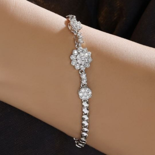 دستبند جواهری نگین کاری طرح قلب توخالی رنگ ثابت کد mp (پس کرایه)