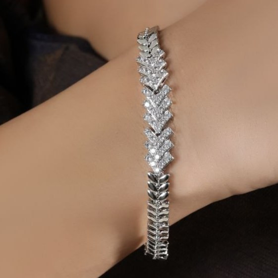 دستبند جواهری نگین کاری طرح قلب توخالی رنگ ثابت کد mp (پس کرایه)