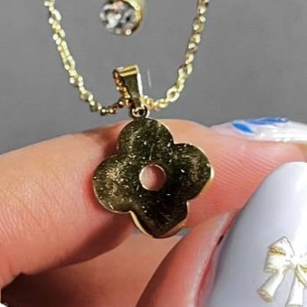 گردنبند و آویز پلاک استیل زنانه طرح گل چهار برگ رنگ ثابت کد tk (پس کرایه)