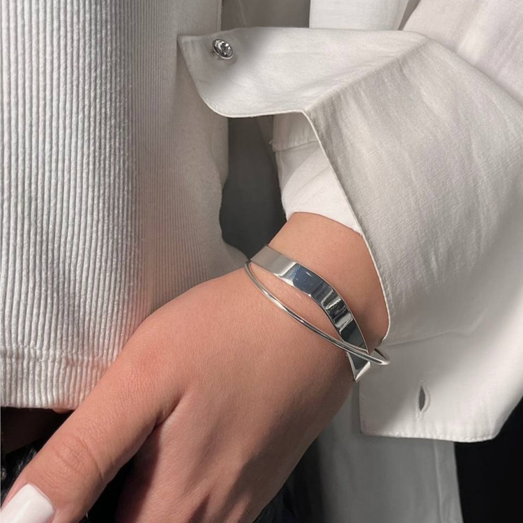 دستبند بنگل آبکاری نقره زنانه طرح زنجیر درشت تنوع طرح رنگ ثابت کد tk (پس کرایه)