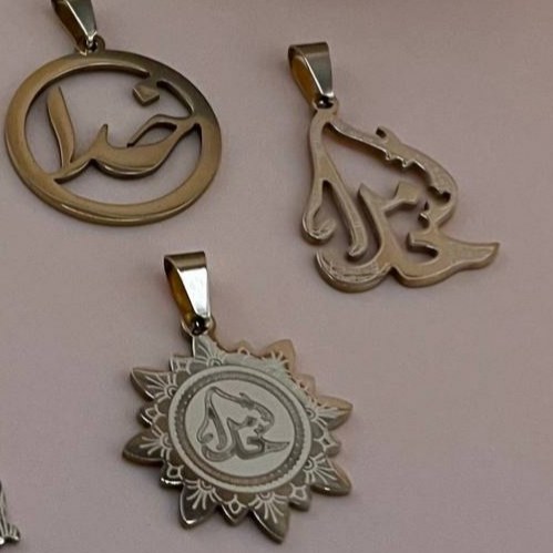 گردنبند و آویز پلاک استیل خدا و الله در تنوع سبک رنگ کاملا ثابت کد ki (پس کرایه)