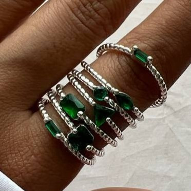 انگشتر آبکاری نقره زنانه طرح چند رج نگین سبز رنگ ثابت کد tj (پس کرایه)