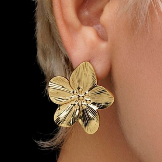 گوشواره طرح گل آبکاری نقره در تنوع طرح های فانتزی رنگ کاملا ثابت کد bn (پس کرایه)