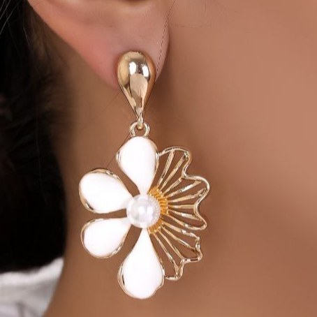 گوشواره میناکاری زنانه طرح گل سفید طلایی رنگ ثابت کد mp (پس کرایه)